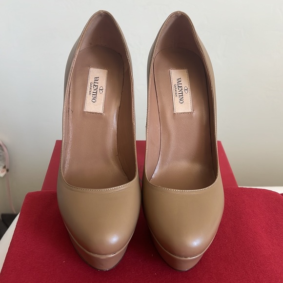 VALENTINO GARAVANI Tan platform pumps - Picture 3 of 8